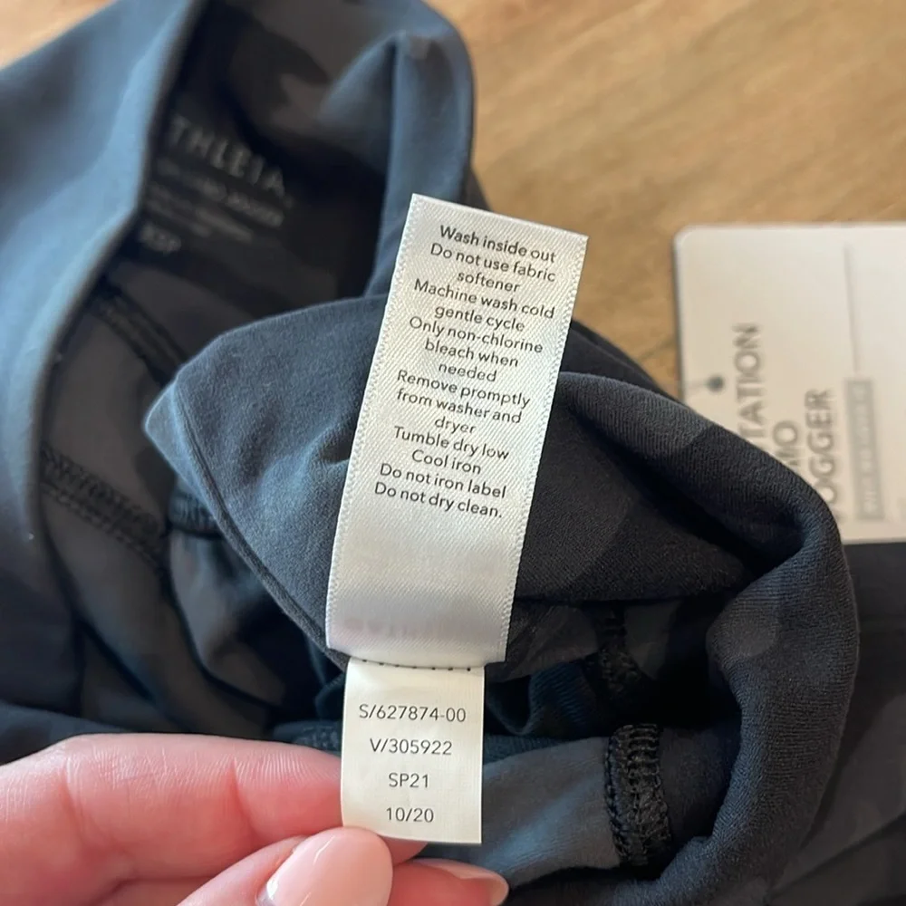 NWT Athleta Salutation Camo Jogger High Rise Fall Athleisure Pilates XS Petite - Picture 9 of 10